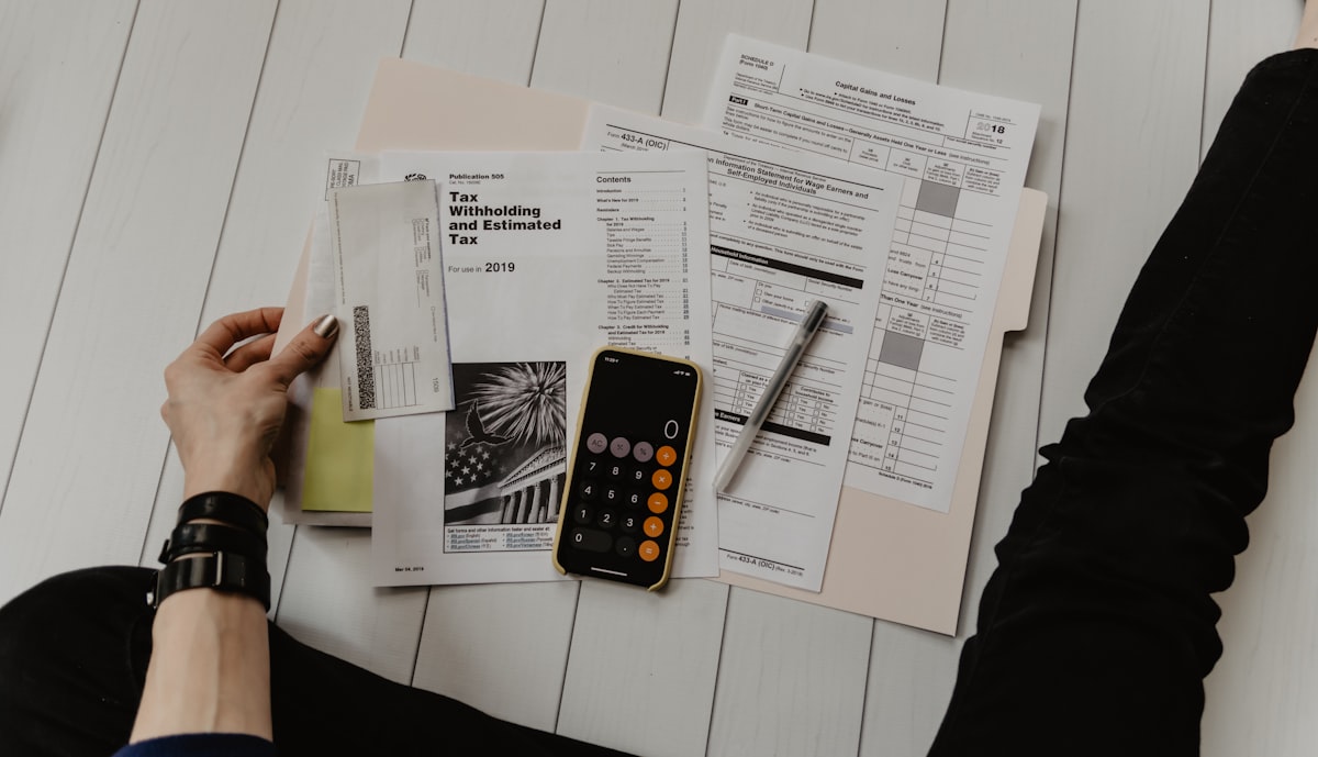 Documentos financieros con calculadora